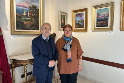 İSTANBUL’UN TARİHİ DOKUSUNU VE RENKLERİNİ TUVALE AKTARDI