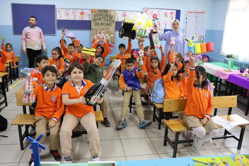 ÜMRANİYE'DE ATIK MALZEMELER MAGNETLERE DÖNÜŞTÜ