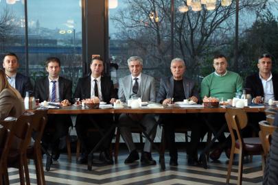 MUHTARLAR VE İETT YETKİLİLERİ EYÜPSULTAN’IN ULAŞIM SORUNLARINI GÖRÜŞTÜ