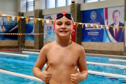 ÜMRANİYE’DEN OLİMPİYAT HAYALİNE: GENÇ YÜZÜCÜ EMİR DENİZ KILIÇ ZİRVEYE KULAÇ ATIYOR