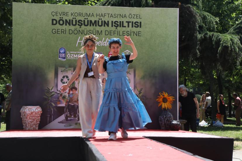 GERİ DÖNÜŞÜM DEFİLESİNE YOĞUN İLGİ
