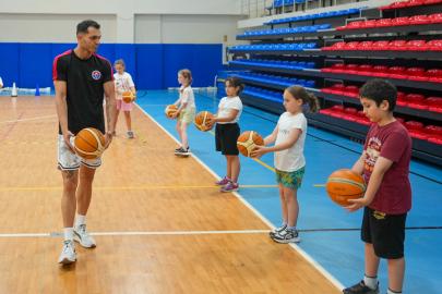 MALTEPE'DE ÇOCUKLAR YAZI SPORLA GEÇİRİYOR